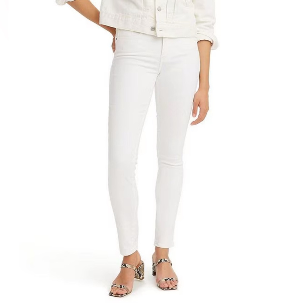 Levi’s Mid Rise Skinny Jeans in white, size 30
